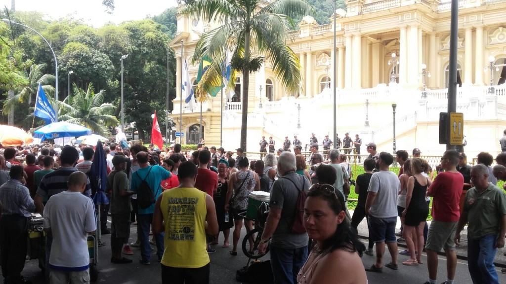 Servidores do Rio, com salários atrasados, voltaram a se manifestar hoje na porta do Palácio Guanabara e ruas adjacentes. Não houve repressão, apesar do forte policiamento.