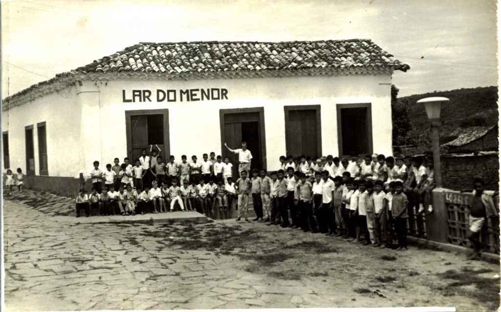 O ginásio onde Gilmar Mendes estudou era destinado a alunos pobres, que moravam no Lar do Menor (na foto, como o professor Egydio na porta). Ele, de família  “remediada, ou rica da cidade”, foi considerado "aluno privilegiado". 