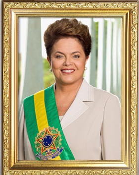 As fotos oficias da presidente Dilma Rousseff foram retiradas dos gabinetes como se ela já não fosse mais presidente. Diante da reclamação de servidores, elas retornaram às paredes.