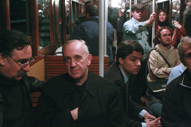 O Papa Francisco, ainda cardeal Bergoglio, andando de metrô em Buenos Aires.