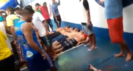 Corpos dos detentos trucidados na rebelião no presídio Anísio Jobim, no Amazonas. Reprodução 