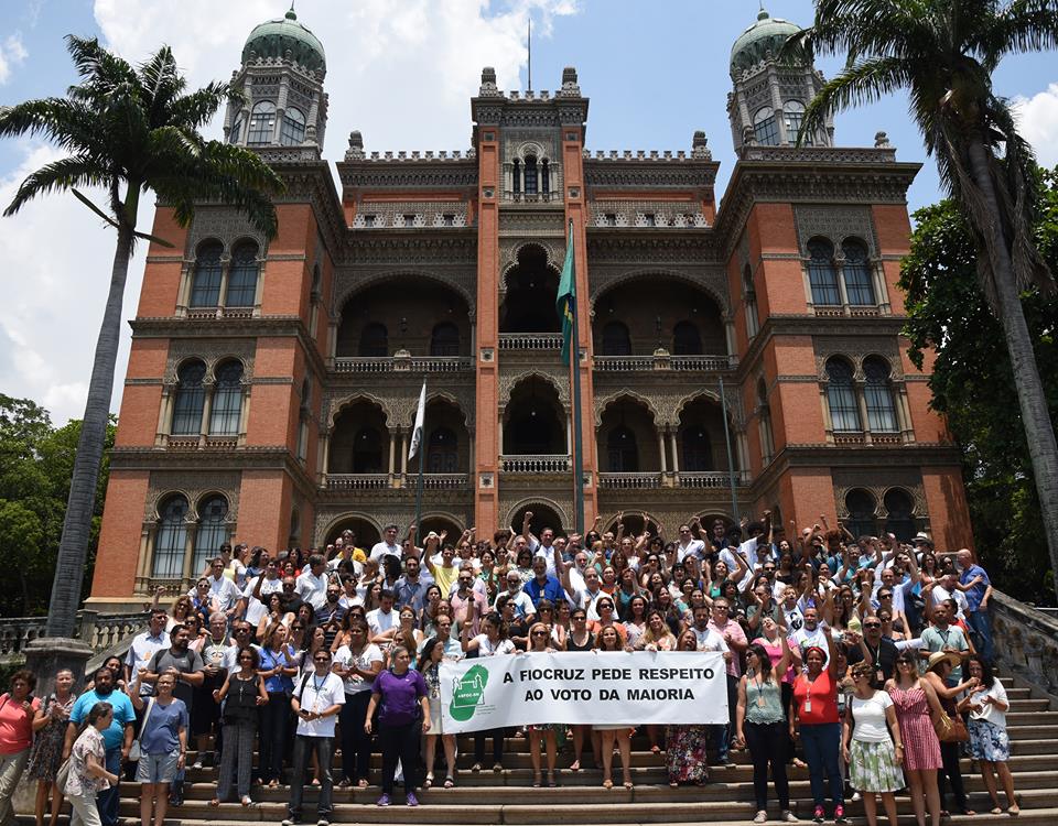 Reunidos em frente ao Palácio Oswaldo Cruz, em Manguinhos, os servidores exigiram o respeito a voto.