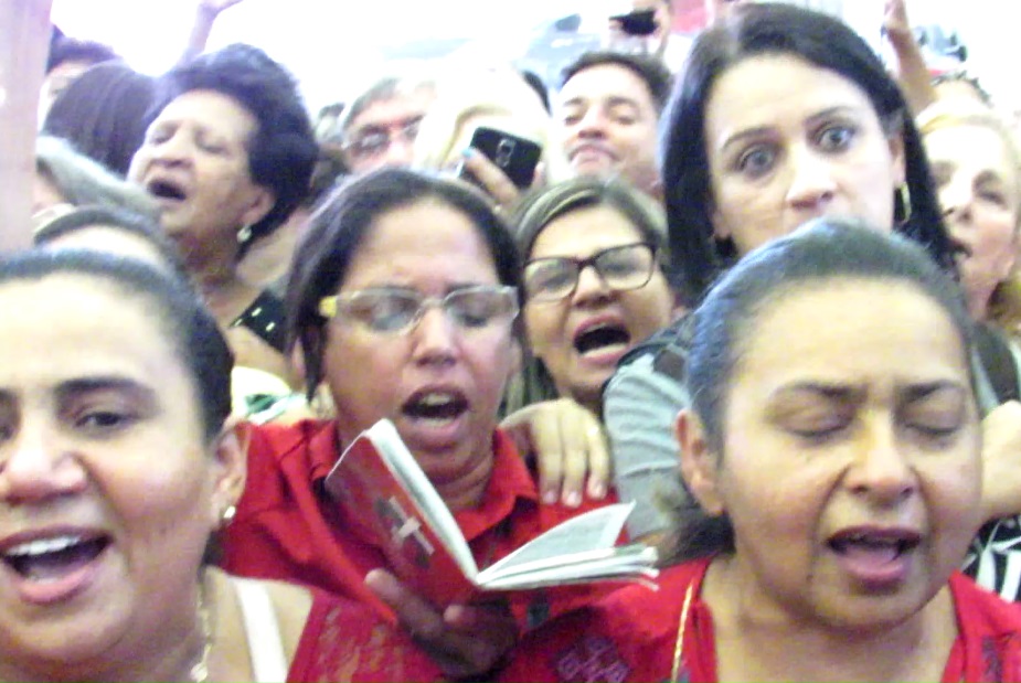 Passava das 15h00 e a freira continuava lá, já no salão do velório, no meio de centenas de outras mulheres, puxando um coro espontâneo: "Segura na mão de Deus e vai..." (Foto: Blog Marcelo Auler)