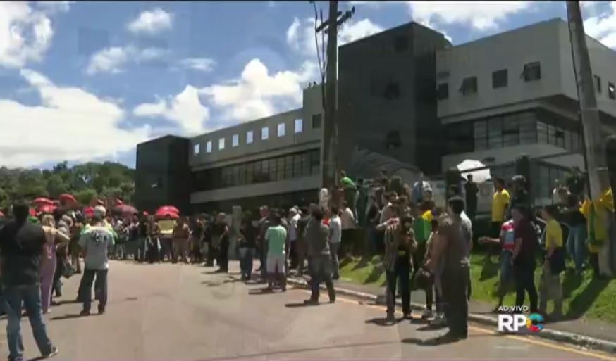 Em 4 de março de 2016, quando Lula foi conduzido coercitivamente pela Polícia Federal, grupos de manifestantes pró e contra o ex-presidente estiveram na portada superintendência do DPF em Curitiba. Dia 3 de maio o encontro se repetirá, mas ambos os lados prometem grande mobilização.