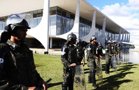 Em 24 de maio, Temer, com o respaldo do general Etchegoyen, convocou as Forças Armadas para o policiamento de Brasília, como não ocorria desde a ditadura militar.