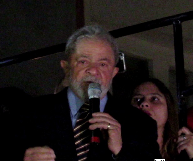 Diante da multidão que o esperou no Paço Municipal de Curitiba, Lula voltou a cobrar de quem o acusa - o Ministério Público Federal da Força Tarefa -as provas dos seus crimes.(Foto: Marcelo Auler)